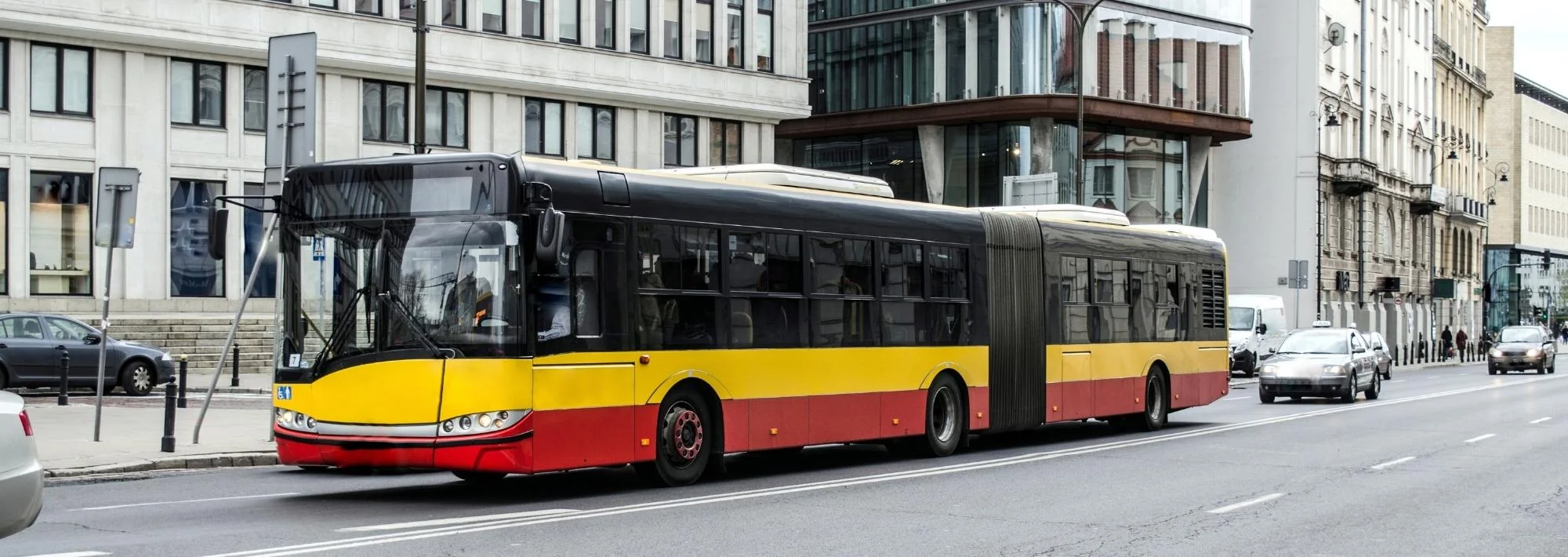autobus jadący po mieście warszawy